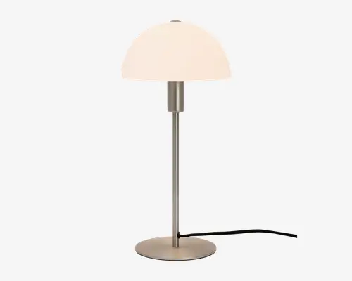 Lampe med en kuppelformet hvid glasskærm, slank stang i børstet metal og en rund, flad metalfod. Designet er minimalistisk og moderne, og der er en synlig sort ledning, der går ud fra foden.