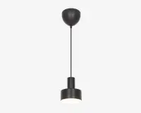 En moderne pendellampe med mat sort finish. Lampen har en cylindrisk skærm, der leder lyset nedad, ophængt i en lige stang, som er fastgjort til en rund loftroset. Designet er minimalistisk og passer godt til moderne indretning.