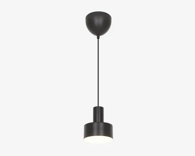 En moderne pendellampe med mat sort finish. Lampen har en cylindrisk skærm, der leder lyset nedad, ophængt i en lige stang, som er fastgjort til en rund loftroset. Designet er minimalistisk og passer godt til moderne indretning.