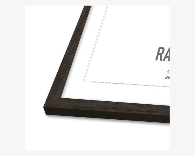 Nærbillede af et billedrammehjørne med en elegant, mat sort finish. Rammen har en tynd, moderne profil med rene, lige kanter og en glat overflade. Rammen omslutter en hvid baggrund med minimal tekst, hvilket fremhæver rammes moderne design.