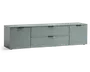Et moderne, lavt opbevaringsmøbel med mat lysegrå finish. Det har to store skuffer i midten, hver med et slankt sort greb, samt to skabslåger i hver side, også med matchende sorte greb. Designet er minimalistisk med rene linjer og en glat overflade, velegnet til moderne indretning.