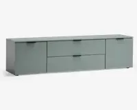 Et moderne, lavt opbevaringsmøbel med mat lysegrå finish. Det har to store skuffer i midten, hver med et slankt sort greb, samt to skabslåger i hver side, også med matchende sorte greb. Designet er minimalistisk med rene linjer og en glat overflade, velegnet til moderne indretning.