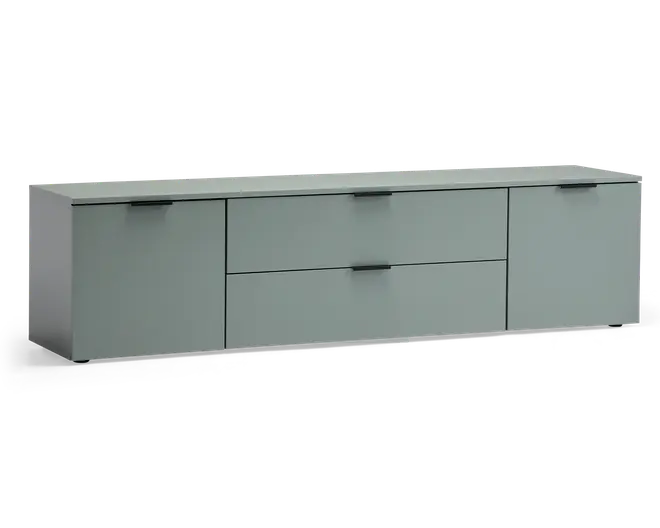Et moderne, lavt opbevaringsmøbel med mat lysegrå finish. Det har to store skuffer i midten, hver med et slankt sort greb, samt to skabslåger i hver side, også med matchende sorte greb. Designet er minimalistisk med rene linjer og en glat overflade, velegnet til moderne indretning.