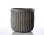 En cylindrisk beholder lavet af mørkegrå beton med mat overflade. Ydersiden har jævnt fordelte lodrette riller, der løber fra top til bund og giver en rillet tekstur. Kanten er glat og en smule tykkere end selve kroppen, og det samlede design er moderne og minimalistisk.