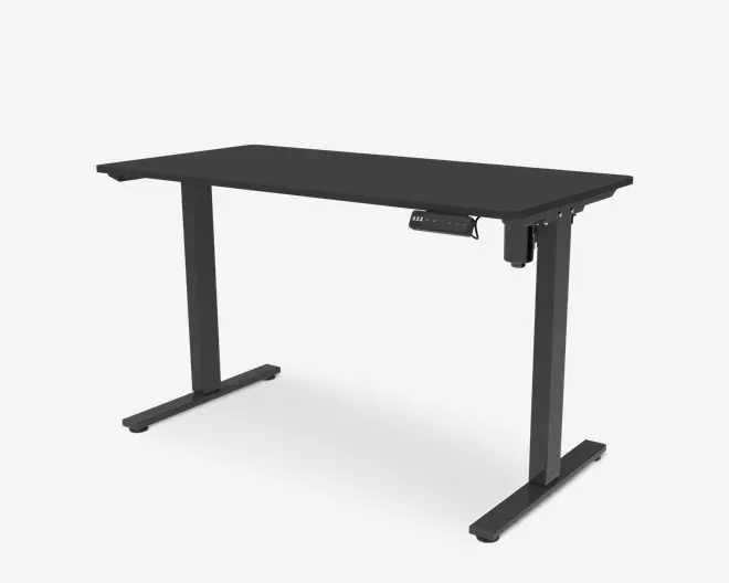 Moderne, rektangulært bord med mat sort overflade, rummelig og flad bordplade samt solide metalben. Bordet har et elektronisk betjeningspanel monteret under højre side, som gør det muligt at justere højden, så det kan bruges både siddende og stående. Benene er T-formede for ekstra stabilitet, og designet er minimalistisk og funktionelt.