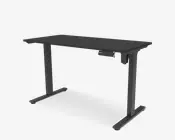 Moderne, rektangulært bord med mat sort overflade, rummelig og flad bordplade samt solide metalben. Bordet har et elektronisk betjeningspanel monteret under højre side, som gør det muligt at justere højden, så det kan bruges både siddende og stående. Benene er T-formede for ekstra stabilitet, og designet er minimalistisk og funktionelt.