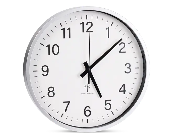 Rund vægur med hvid urskive, sorte time- og minutvisere samt en tynd sort sekundviser. Uret har store, tydelige sorte arabiske tal for hver time og minutmarkeringer langs kanten. Det har en enkel, moderne sølvramme og klart glas foran. Klokken viser 5:08:00. Under midten er der et lille symbol og tekst, der indikerer, at uret er radiostyret for præcis tidsangivelse.