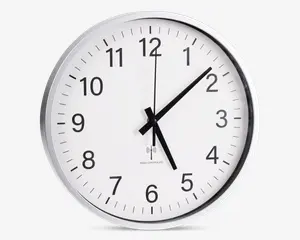 Rund vægur med hvid urskive, sorte time- og minutvisere samt en tynd sort sekundviser. Uret har store, tydelige sorte arabiske tal for hver time og minutmarkeringer langs kanten. Det har en enkel, moderne sølvramme og klart glas foran. Klokken viser 5:08:00. Under midten er der et lille symbol og tekst, der indikerer, at uret er radiostyret for præcis tidsangivelse.