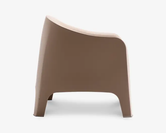 Sidevisning af en moderne stol med en glat, mat overflade i taupefarve. Stolen har en konstruktion i ét stykke med blødt buede linjer, skrånende ryglæn og brede, stabile ben. Designet er minimalistisk og moderne uden synlige samlinger eller sømme.