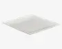En enkel, hvid, firkantet tallerken med let hævede kanter og en glat, blank overflade. Tallerkenen har et minimalistisk design med rene linjer og ingen dekorative mønstre.