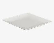 En enkel, hvid, firkantet tallerken med let hævede kanter og en glat, blank overflade. Tallerkenen har et minimalistisk design med rene linjer og ingen dekorative mønstre.