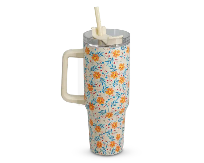 Høj, cylindrisk termokop med stort cremefarvet håndtag og gennemsigtigt plastlåg med opklappeligt sugerør. Ydersiden er dekoreret med et farverigt blomstermønster med gule og orange blomster samt blå blade på hvid baggrund.