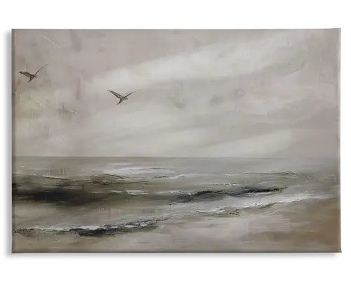 Et minimalistisk maleri, der viser et roligt havlandskab med blide bølger og to fugle, der flyver over vandet. Farvepaletten er afdæmpet med nuancer af grå, beige og hvid, hvilket skaber en fredelig og rolig stemning. Penselstrøgene er bløde og teksturerede, hvilket giver kunstværket en drømmende, luftig kvalitet.