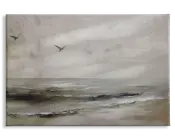 Et minimalistisk maleri, der viser et roligt havlandskab med blide bølger og to fugle, der flyver over vandet. Farvepaletten er afdæmpet med nuancer af grå, beige og hvid, hvilket skaber en fredelig og rolig stemning. Penselstrøgene er bløde og teksturerede, hvilket giver kunstværket en drømmende, luftig kvalitet.