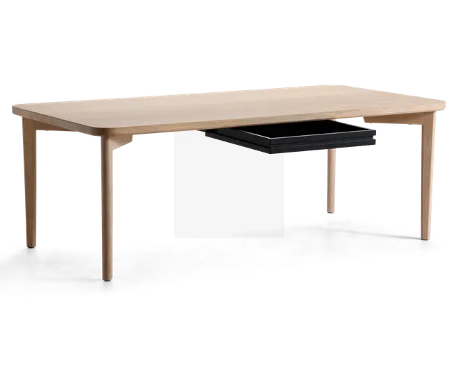 Rektangulært bord med lys træfinish, afrundede hjørner og koniske ben. Bordet har en diskret sort udtræksskuffe under bordpladen, som giver skjult opbevaringsplads og bevarer det minimalistiske og moderne design.