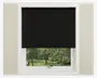 Sort plisseret vinduesafdækning, delvist sænket, med jævnt fordelte vandrette folder for et moderne udtryk. Materialet virker uigennemsigtigt og giver privatliv samt lysblokering. Gardinet passer pænt ind i en hvid vinduesramme med en glat, ren finish.
