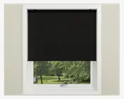 Sort plisseret vinduesafdækning, delvist sænket, med jævnt fordelte vandrette folder for et moderne udtryk. Materialet virker uigennemsigtigt og giver privatliv samt lysblokering. Gardinet passer pænt ind i en hvid vinduesramme med en glat, ren finish.