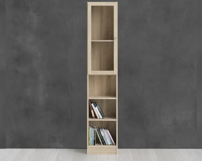 Høj, smal reol i lyst træ med et minimalistisk design. Den øverste del har en glaslåge med to hylder indeni, mens den nederste del har tre åbne hylder, hvor nogle af dem indeholder bøger. Reolen står på en flad sokkel og har en glat, naturlig træfinish.