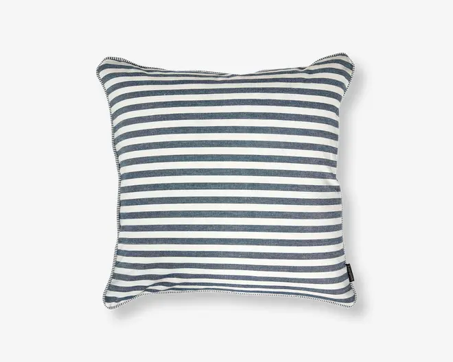 Firkantet pude med et mønster af jævnt fordelte, horisontale striber i mørkeblå og hvid. Kanterne er afsluttet med en matchende stribet kant, der giver et pænt og velordnet udtryk. Stoffet ser glat og slidstærkt ud, velegnet til både dekoration og daglig brug.