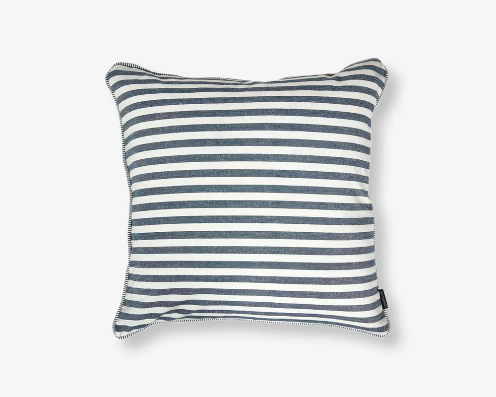 Firkantet pude med et mønster af jævnt fordelte, horisontale striber i mørkeblå og hvid. Kanterne er afsluttet med en matchende stribet kant, der giver et pænt og velordnet udtryk. Stoffet ser glat og slidstærkt ud, velegnet til både dekoration og daglig brug.