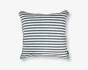 Firkantet pude med et mønster af jævnt fordelte, horisontale striber i mørkeblå og hvid. Kanterne er afsluttet med en matchende stribet kant, der giver et pænt og velordnet udtryk. Stoffet ser glat og slidstærkt ud, velegnet til både dekoration og daglig brug.