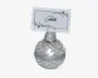 Rundt, sølvfarvet ornament med blank overflade, dekoreret med et krydsmønster af glimmer og små hvide perler. Ornamentet har en metalhætte foroven med en trådløkke til at holde et bordkort. Bordkortholderen er integreret i ornamentet, hvilket gør det velegnet til festlige bordopdækninger eller arrangementer.