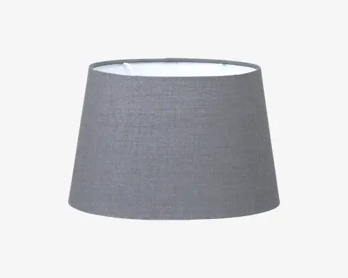 Aflang, konisk lampeskærm med glat, mellemgråt stof på ydersiden og hvid inderside. Stoffet har en diskret vævet struktur, og skærmen har rene, lige kanter for et moderne, minimalistisk udtryk. Topåbningen er lidt smallere end bunden, hvilket giver en jævn lysspredning.