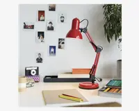 Justerbar skrivebordslampe med blank rød finish, rund fod og ledarm, der giver fleksibel placering af lyset. Lampen har et klassisk, industrielt design med kuppelformet skærm og sorte metalled for stabilitet og bevægelse.
