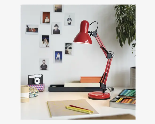 Justerbar skrivebordslampe med blank rød finish, rund fod og ledarm, der giver fleksibel placering af lyset. Lampen har et klassisk, industrielt design med kuppelformet skærm og sorte metalled for stabilitet og bevægelse.