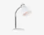 En moderne bordlampe med en hvid, konisk lampeskærm, blankt kromjusterbart skaft og rund hvid fod. Lampen har et minimalistisk design med glat overflade og fleksibel hals, så lysets retning kan justeres.