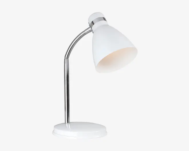 En moderne bordlampe med en hvid, konisk lampeskærm, blankt kromjusterbart skaft og rund hvid fod. Lampen har et minimalistisk design med glat overflade og fleksibel hals, så lysets retning kan justeres.