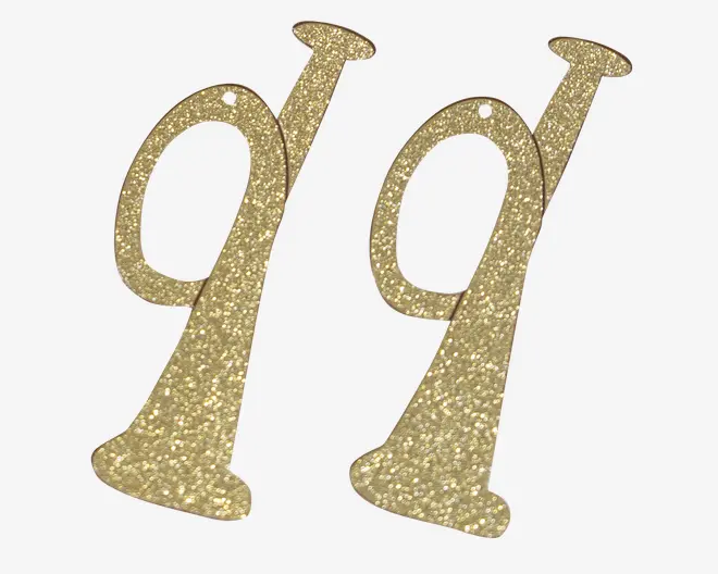 To glitrende, gyldne små bogstaver "d" med en tekstureret, funklende overflade og let serifstil.