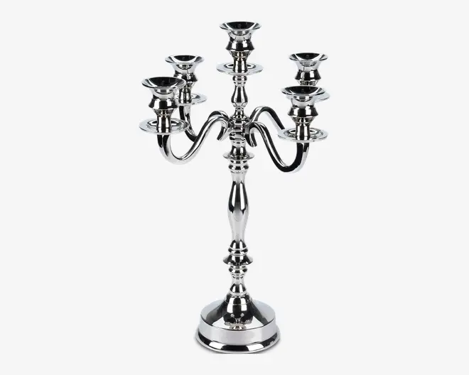 Elegant fem-armet lysestage lavet af poleret sølvmetal. Har en central søjle med dekorative detaljer og fem buede arme, der hver ender i en rund lyseholder. Basen er bred og stabil, hvilket giver god støtte. Det samlede design er klassisk og egnet til formelle omgivelser eller dekorativ brug.