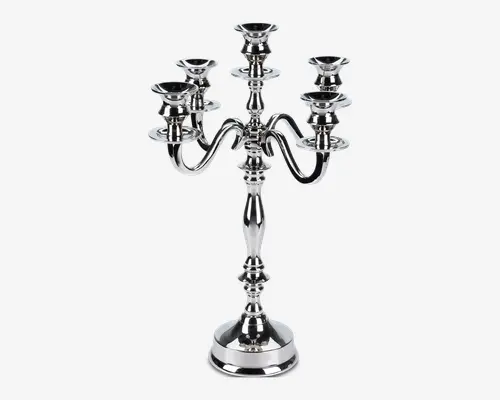 Elegant fem-armet lysestage lavet af poleret sølvmetal. Har en central søjle med dekorative detaljer og fem buede arme, der hver ender i en rund lyseholder. Basen er bred og stabil, hvilket giver god støtte. Det samlede design er klassisk og egnet til formelle omgivelser eller dekorativ brug.