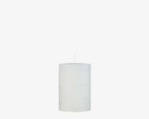Et cylindrisk, hvidt stearinlys med en glat, mat overflade. Lyset har en centreret, opretstående væge og flade top- og bundflader. Det enkle, minimalistiske design gør det velegnet til forskellige dekorative formål.