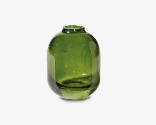 En rund, transparent grøn glasvase med glat overflade og en smal åbning foroven. Glasset har diskrete luftbobler og en tyk bund, hvilket giver et håndlavet udtryk. Formen er let oval, og farven er en dyb, mørkegrøn.
