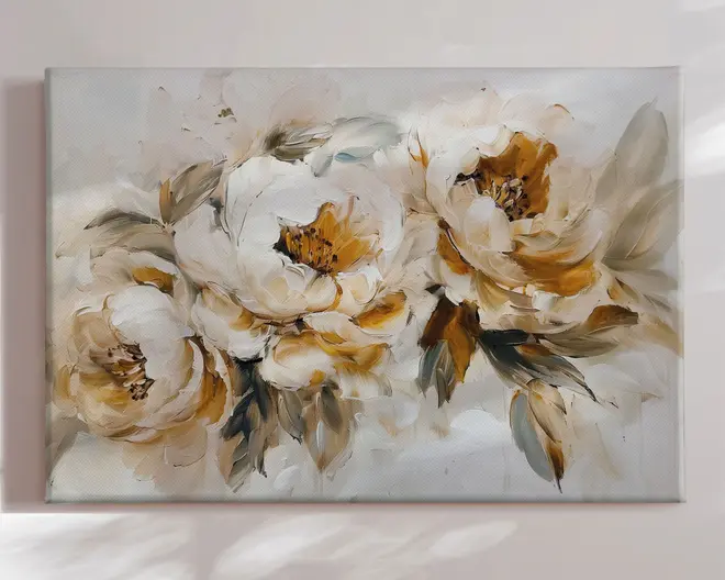 Et lærred med et abstrakt maleri af tre store blomster med bløde, afrundede kronblade i nuancer af hvid, creme og gylden gul. Penselstrøgene er løse og teksturerede, hvilket giver kunstværket en følelse af bevægelse og dybde. Blomsternes midterste dele er fremhævet med mørkere gyldne og brune toner, mens bladene er malet i afdæmpede grønne og brune farver. Baggrunden er lys og neutral, hvilket får blomsterne til at træde tydeligt frem.