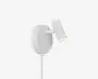 Hvid vægmonteret spotlampe med oval bagplade, kort justerbar arm og cylindrisk lampehoved vinklet nedad; en slank lodret støtte går ned fra basen.