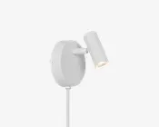 Hvid vægmonteret spotlampe med oval bagplade, kort justerbar arm og cylindrisk lampehoved vinklet nedad; en slank lodret støtte går ned fra basen.