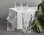 Sæt af klart glas, bestående af en kande og fire tumblere, alle med et facetslebet diamantmønster i bunden og lodrette snit opad. Kanden har et solidt håndtag og en hældetud for nem servering. Glassene er lave og brede, hvilket giver et behageligt greb. Glassættet har et klassisk og elegant udseende, velegnet til servering af drikkevarer ved både formelle og uformelle lejligheder.