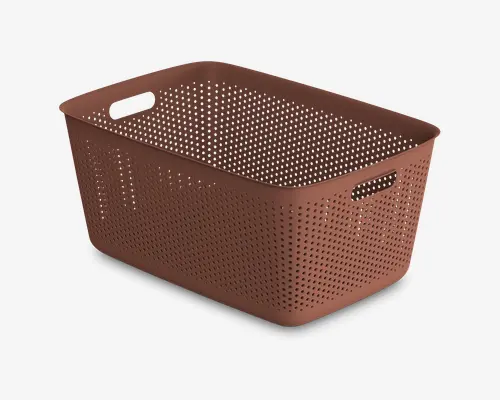 Rektangulær opbevaringskurv lavet af brunt plastik med perforeret design på alle sider for ventilation. Har integrerede håndtag på to modsatte sider for nem transport. Kurven har en glat, afrundet kant og en solid konstruktion, velegnet til organisering af forskellige husholdningsgenstande.
