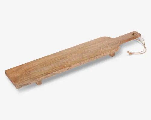 Rektangulært serveringsbræt i træ med en lang, smal form og naturlig træstruktur. Brættet har et håndtag med hul og en snor til ophængning. Undersiden er udstyret med to små træfødder, som giver stabilitet og løfter brættet fra underlaget.