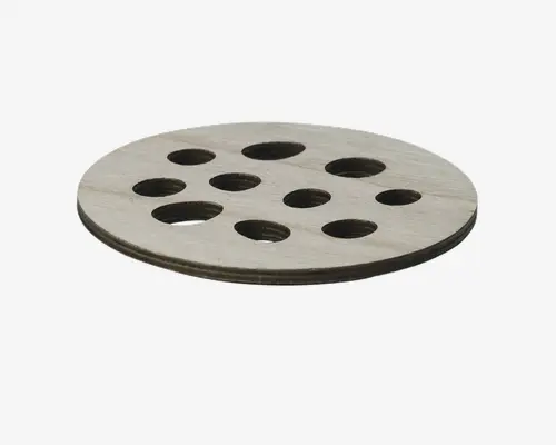 En rund, flad metalskive med en glat overflade og ni jævnt fordelte, cirkulære huller arrangeret i et gittermønster. Kanterne er let skrå, og overfladen har en mat finish. Skiven er tynd og designet til nem placering eller montering i en anden komponent.