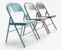 Sæt med tre sammenklappelige stole i metal i forskellige farver: lyseblå, beige og grå. Hver stol har et glat, buet ryglæn og et fladt sæde, med en robust rørformet ramme og tværstiver for ekstra stabilitet. Stolene har et enkelt, funktionelt design og kan nemt foldes sammen til opbevaring eller transport.