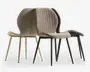 Et sæt polstrede spisebordsstole med afrundede rygge, teksturerede stofsæder og slanke, tilspidsede metalben i neutrale beige og mørkegrå nuancer.