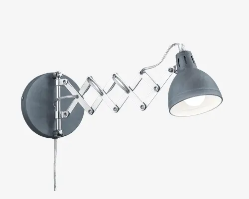 Væghængt lampe med justerbar, harmonikaformet metalarm i sølvfinish. Lampeskærmen er kuppelformet og kan vinkles for retningsbestemt belysning. Basen er rund og solid, med en synlig ledning, der går nedad. Designet giver fleksibel placering og er velegnet til arbejds- eller læsebelysning.