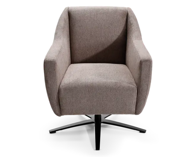 Moderne lænestol med et firkantet design, lige armlæn og en tyk, polstret sæde- og rygpude. Betrukket med et tekstureret, lysebrunt stof. Stolen står på en sort, firebenet metal drejefod, som giver stabilitet og nem rotation.