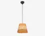 Loftlampe med en konisk skærm fremstillet af flettede naturfibre i skiftevis lyse og mellembrune bånd. Skærmen har et tekstureret, håndlavet udseende og hænger fra en lang, slank sort ledning med en sort loftroset. Designet giver et varmt, rustikt udtryk, der passer godt til hyggelige indretninger.
