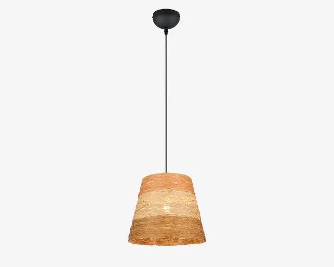 Loftlampe med en konisk skærm fremstillet af flettede naturfibre i skiftevis lyse og mellembrune bånd. Skærmen har et tekstureret, håndlavet udseende og hænger fra en lang, slank sort ledning med en sort loftroset. Designet giver et varmt, rustikt udtryk, der passer godt til hyggelige indretninger.