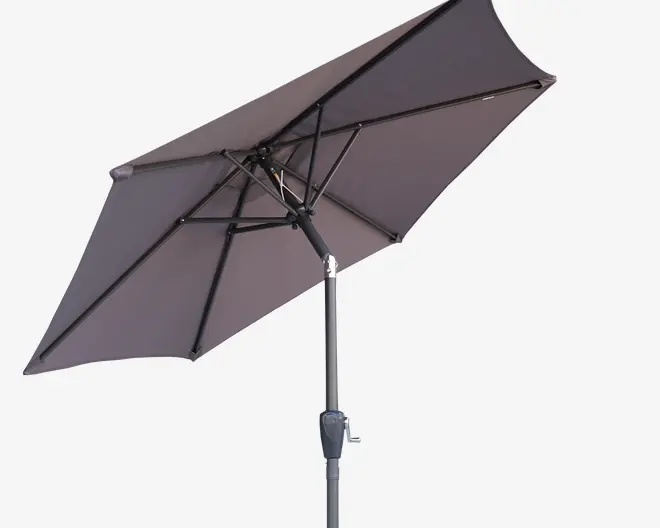 Stor rektangulær udendørs parasol med mørkegråt stofdug og solidt sort metalstel. Parasollen har et drejehåndtag til nem åbning og lukning, og dugen understøttes af flere stænger for ekstra stabilitet. Stangen er lige og robust, velegnet til brug på terrasser eller i haver.